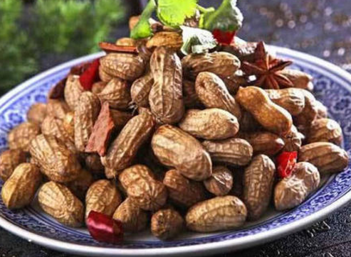 做咸水花生,只用卤水泡是不行的,多加这1步,花生入味又香脆!