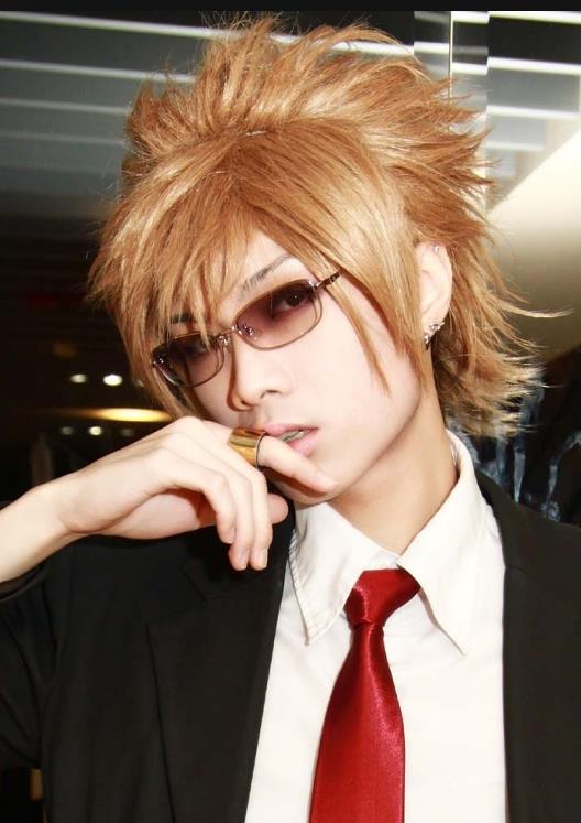 妖精的尾巴cos,网友:警察叔叔快来,这个有纹身格雷拿着武器!