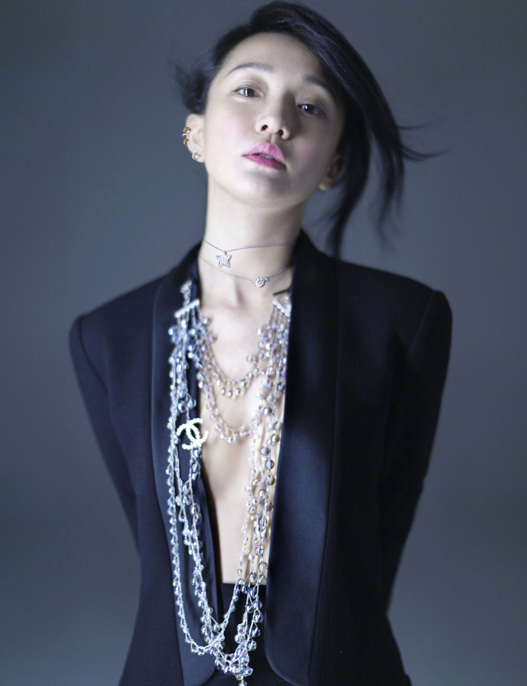 懒理和窦靖童的关系遭热议,周迅性感出镜深v到腰