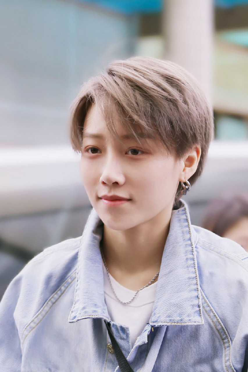 遇见美好# #刘雨昕青春有你# 刘雨昕穿搭浅蓝色的牛仔外套,帅气清 