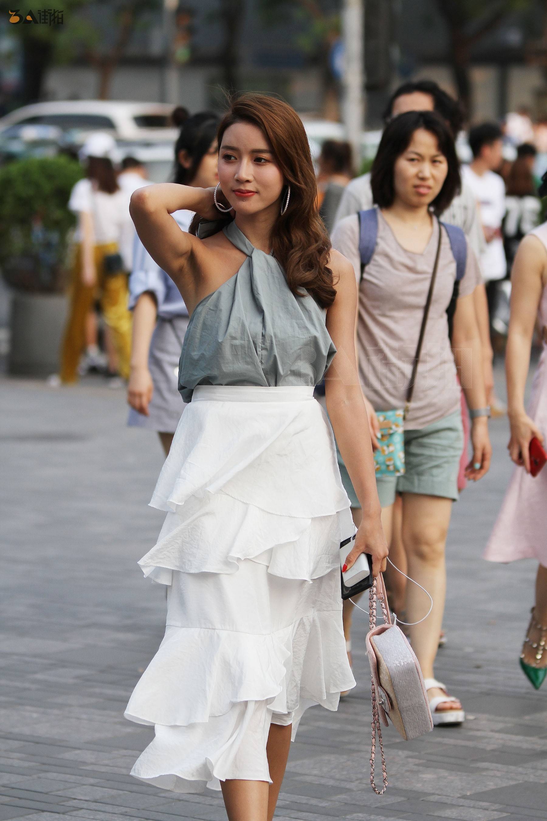 街拍:穿白色蛋糕裙的美女姐姐