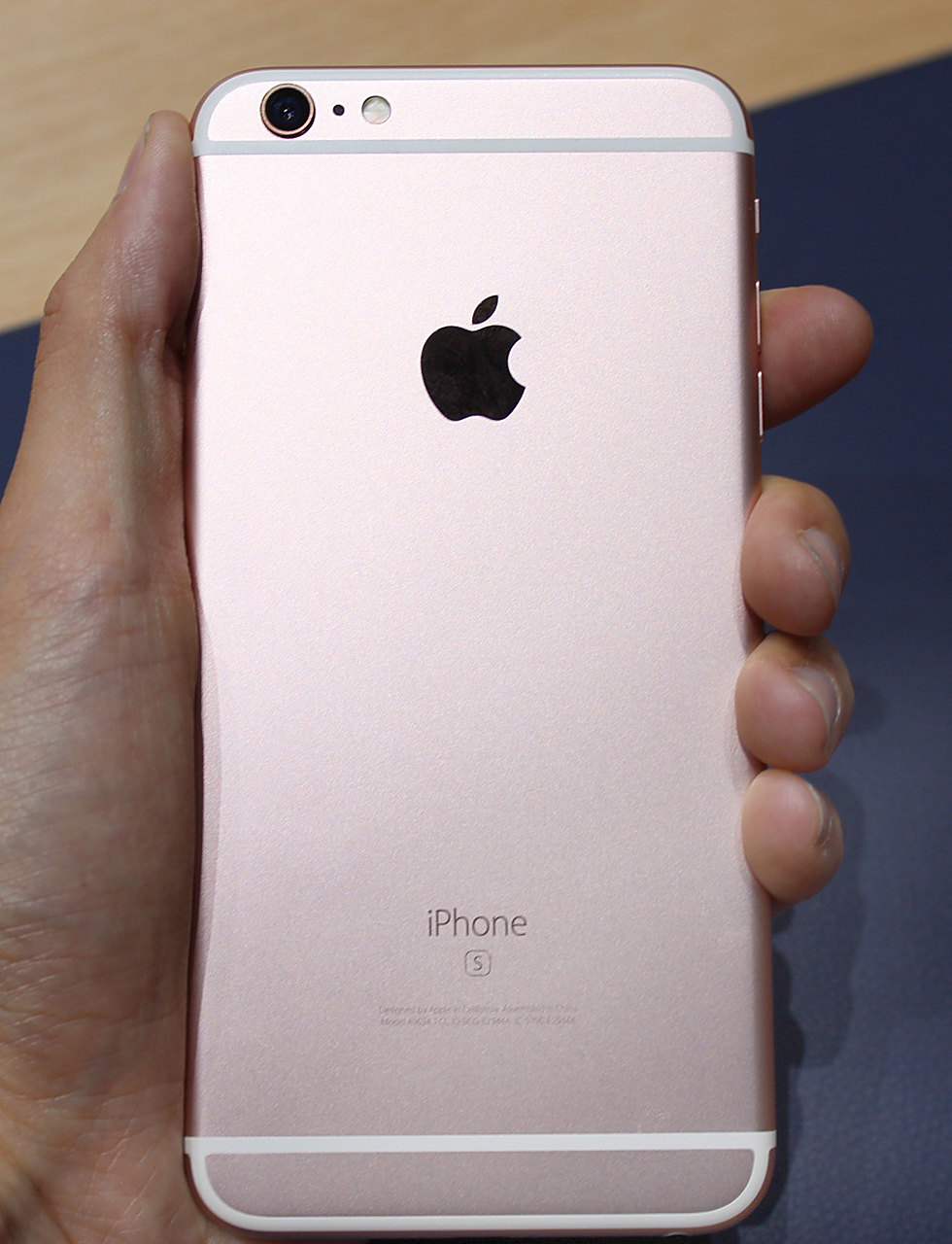 iphone6s于2015年发布,而iphone7p则是在2016年发布.
