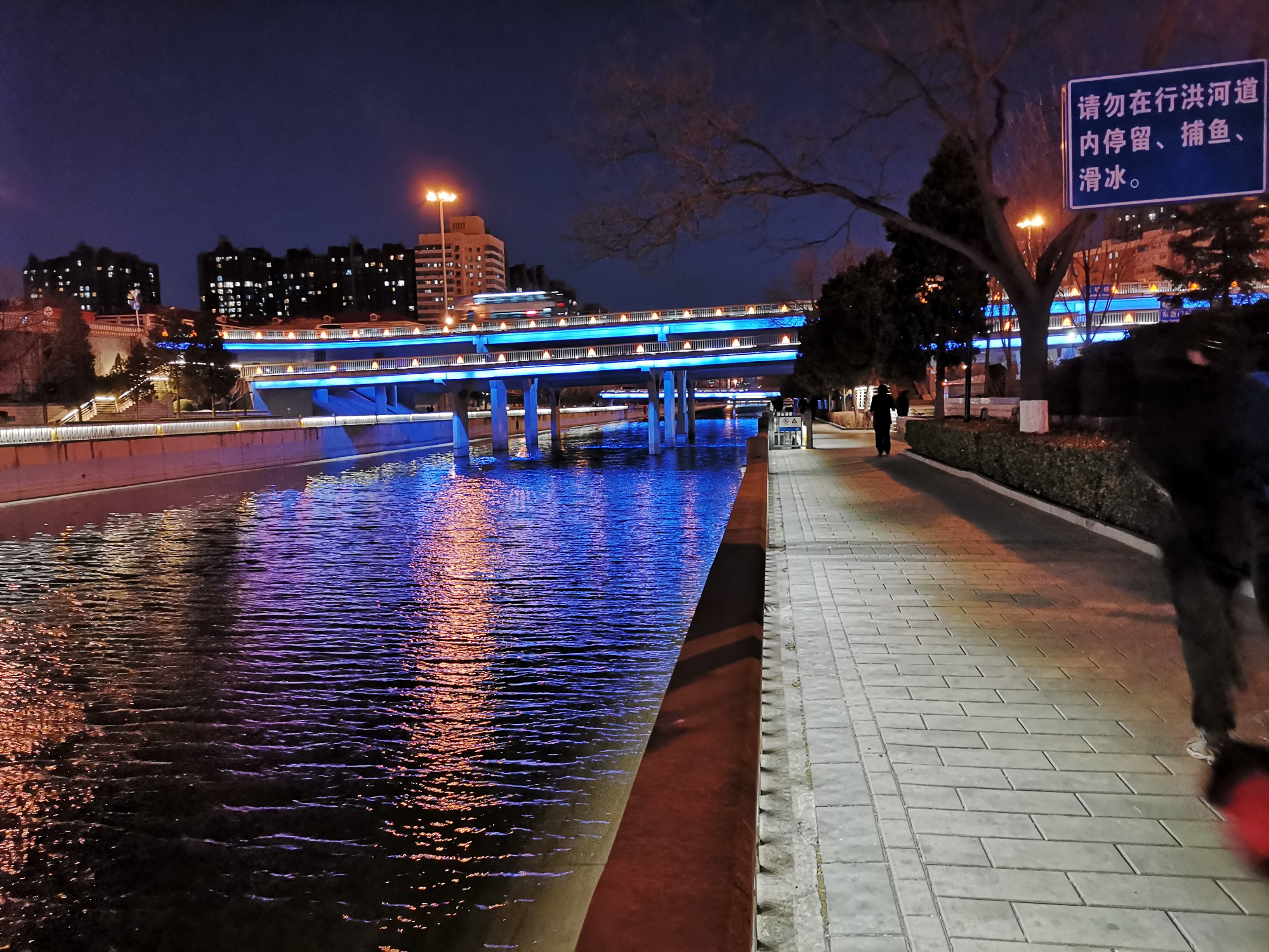 北京护城河夜景图片