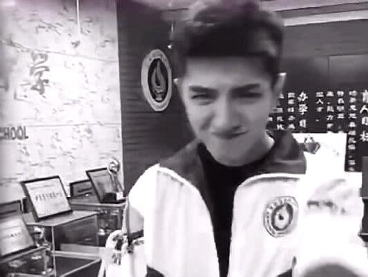 金翰儿时照片曝光,从校服到西装,网友:你是我的倾城时光!