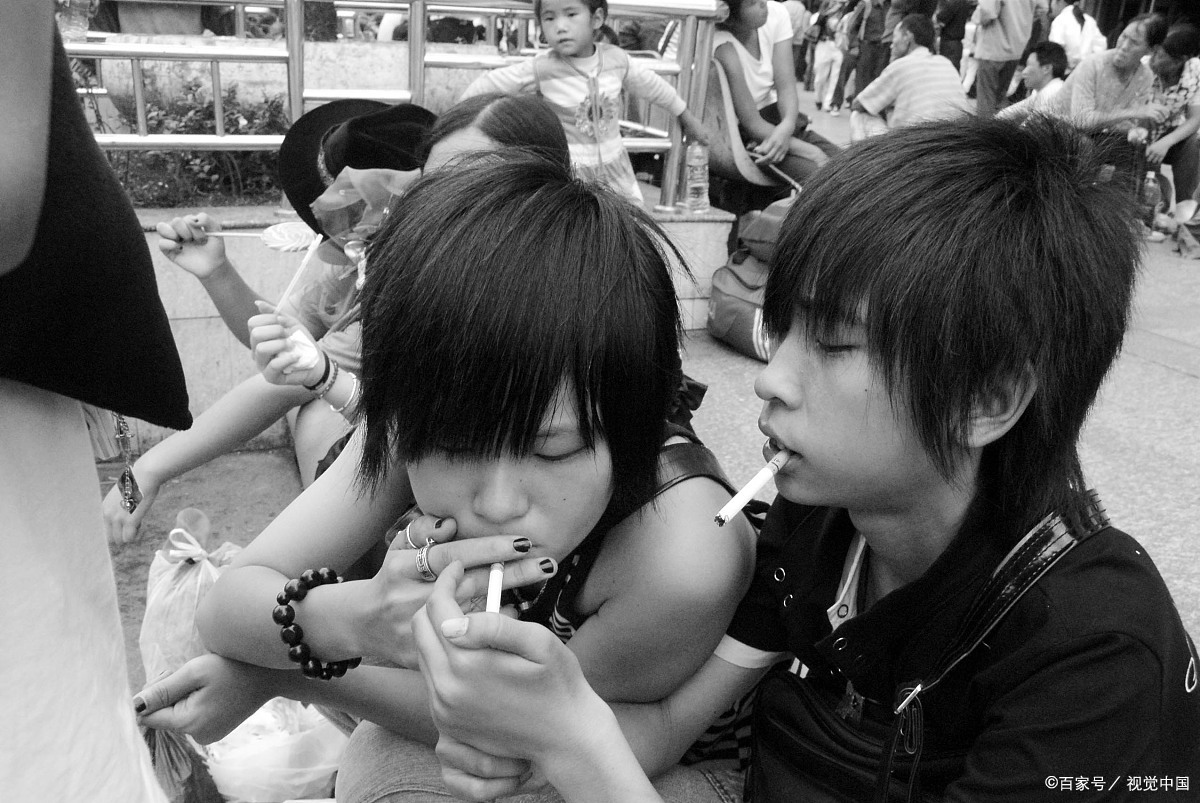 小女生吸烟,你能接受吗?