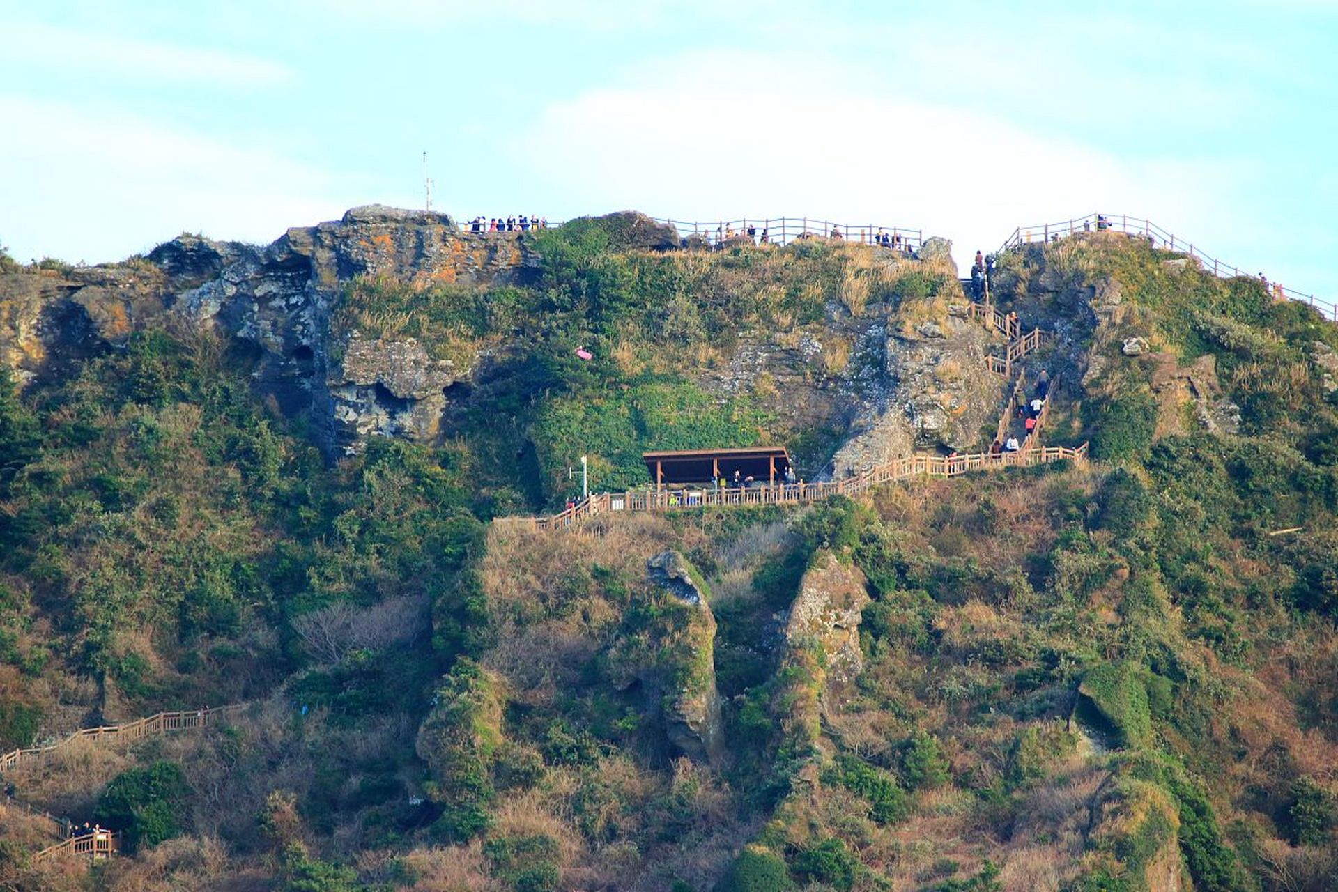 飞龙山风景区地址在金华永康市永义线附近,距离永康市区十公里.