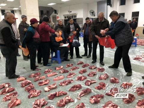 直击寮步某社区分猪肉现场盛况 阵势相当壮观