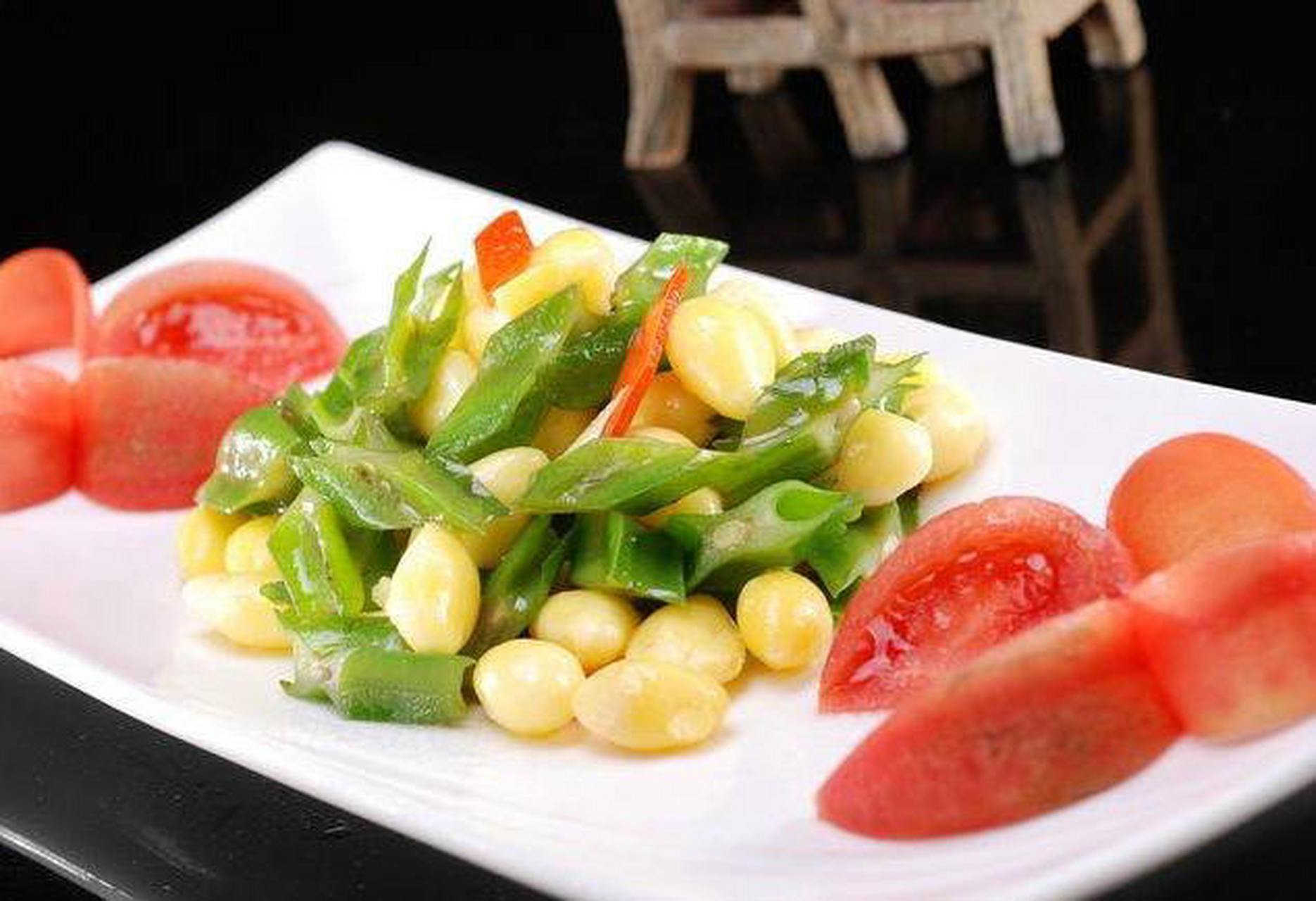 银杏干果,外裹硬壳,内含茅芯,只食其肉.富含磷,钙,铁,硫胺