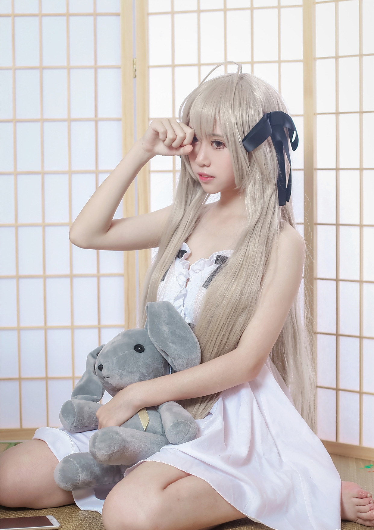 cosplay:刚睡醒的春日野穹,穿白色睡裙揉眼睛,打哈欠的样子真美