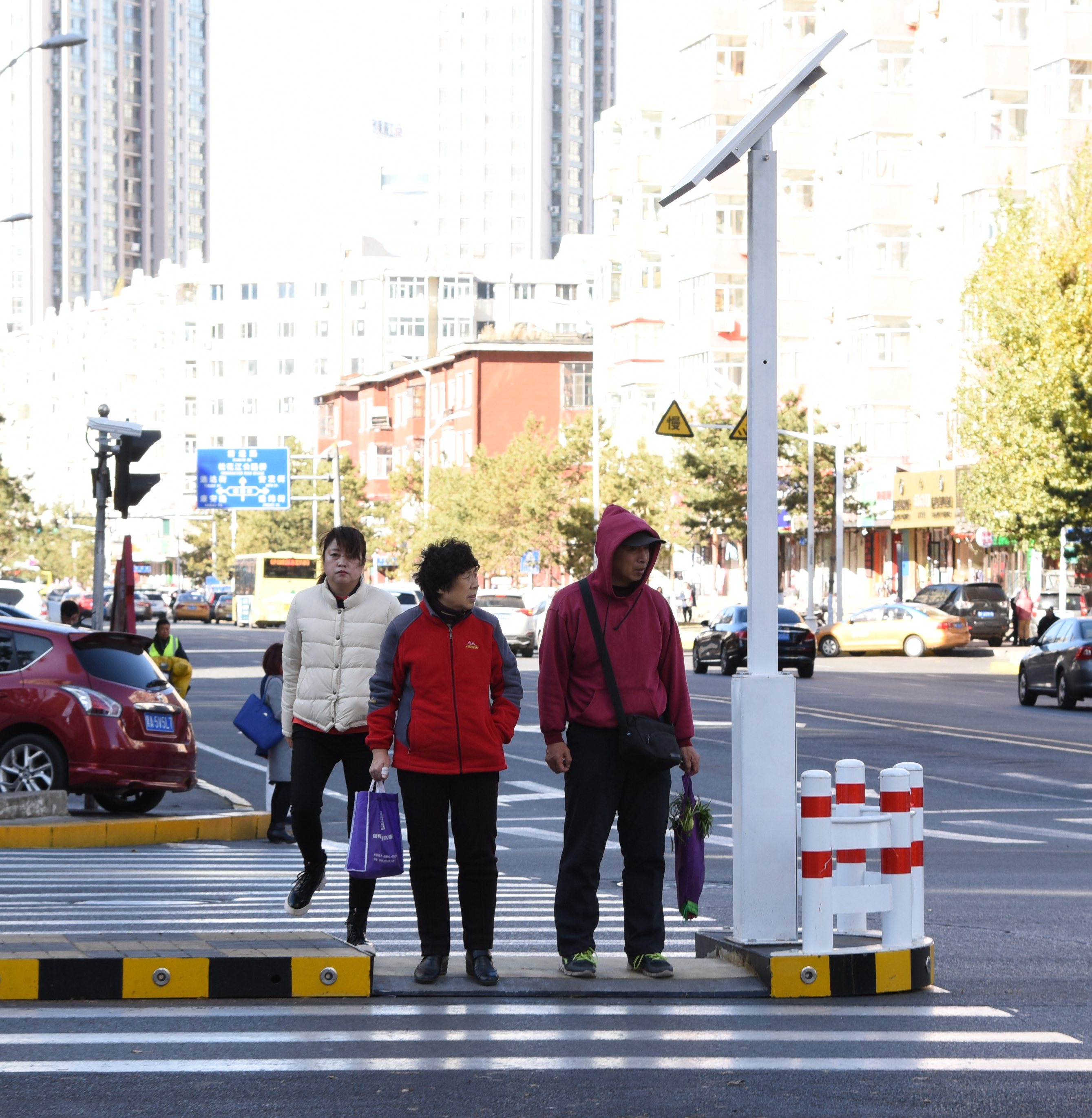 哈尔滨将新建70处行人二次过街"安全岛"