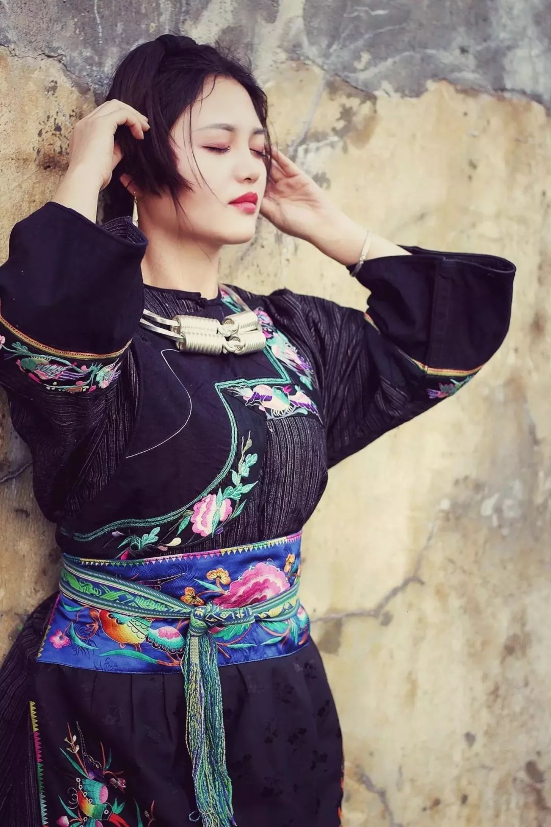 已至,花开正盛 湘西苗族姑娘梳妆挽发,轻点额眉 着一身华裳,忸怩作态