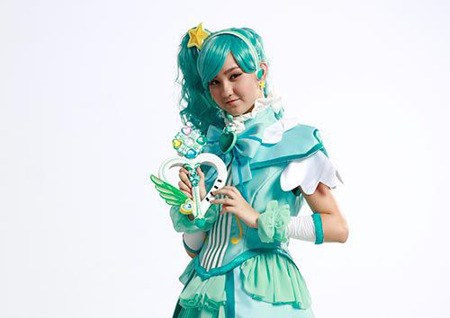 她是《巴啦啦小魔仙》中的贝贝公主,中美混血,如今16岁这般成熟