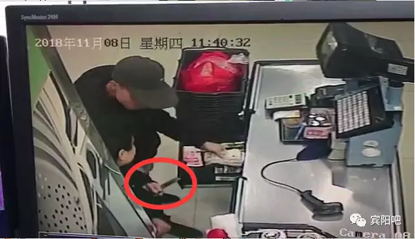 胆子真大,95后持刀抢劫超市女收银员.