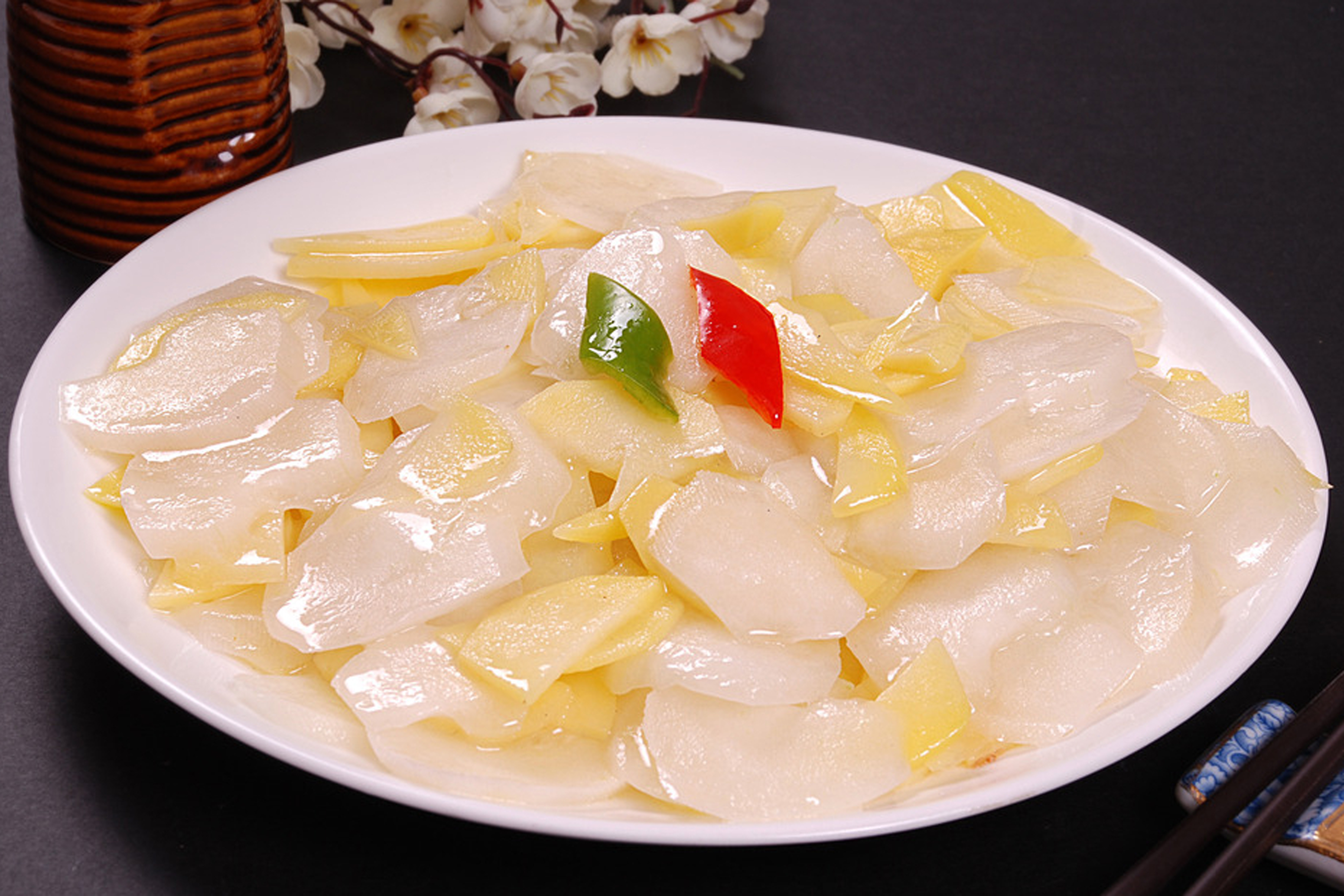 老黄瓜炒土豆片 老黄瓜炒土豆片 :手脚冰凉的人多吃这六道菜身体好