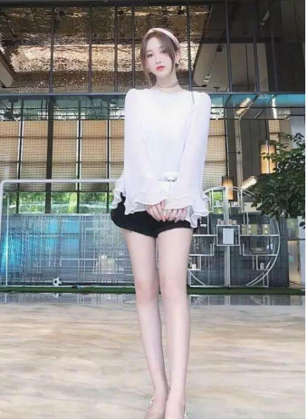 "皮城女警"赵梦玥性感在线,网友:卢本伟好幸福