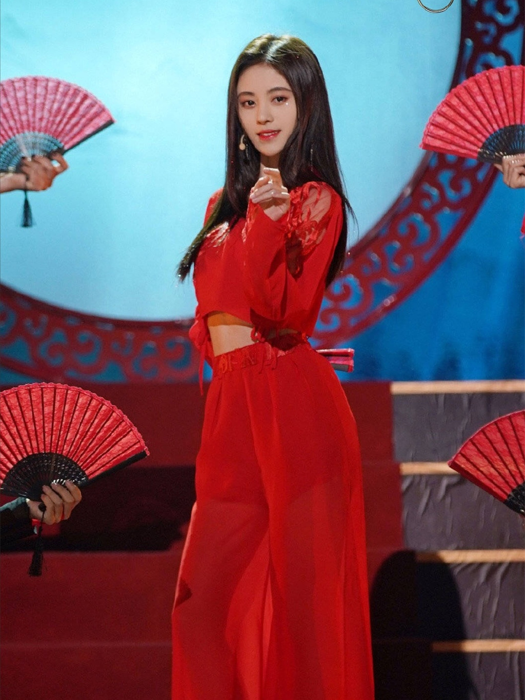 鞠婧祎红衣造型来袭,没想到换个风格居然能这么惊艳!
