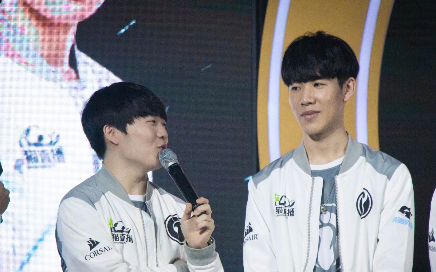 lol:sbg上单晒和theshy合照,一波操作让他成为theshy小弟