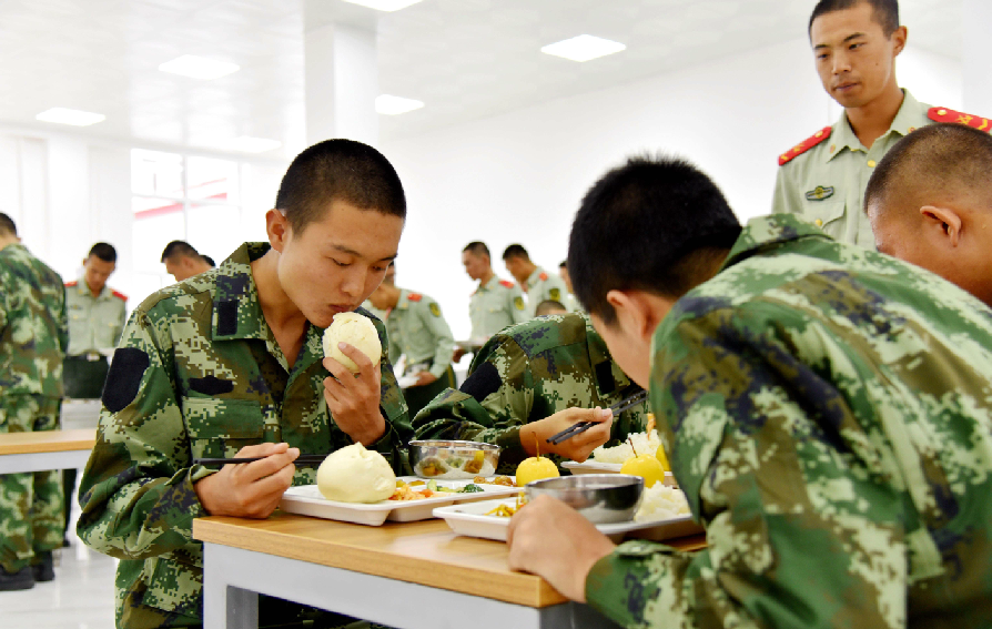 新兵在部队吃饭有什么规矩吗?不好吃的可以扔吗?可算是知道了