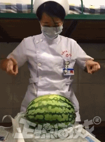 正惊gif:小护士竟单手劈西瓜,送给老婆的玫瑰花费蕾丝?