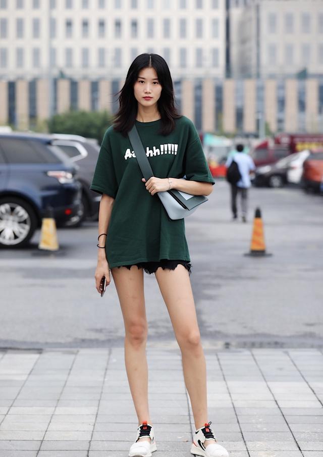 高挑的美女,身穿绿色短袖搭配短裤,秀出美腿十分迷人