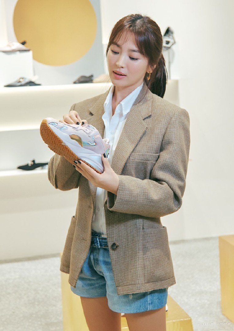 宋慧乔现身巡店,西装短裤配高马尾变酷girl,自己设计的鞋子太丑