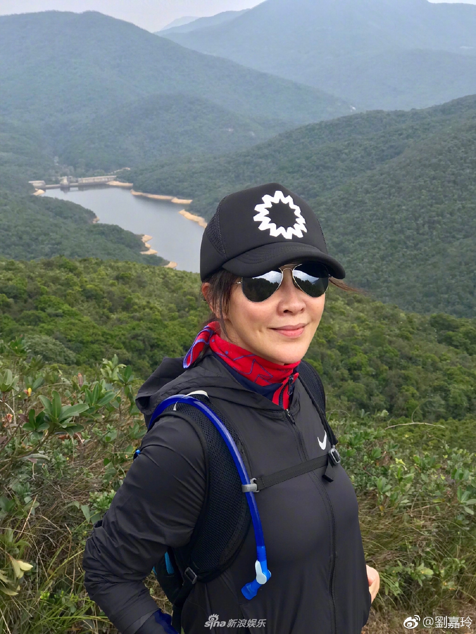1月19日,刘嘉玲晒出自己最新登山照,她身穿运动装和美景合影,感慨"