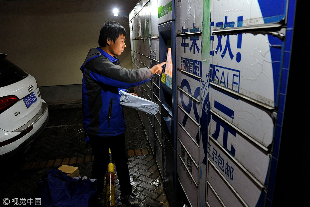 浙江金华双十一后小区包裹爆仓 快递小哥夜晚冒雨派送快件