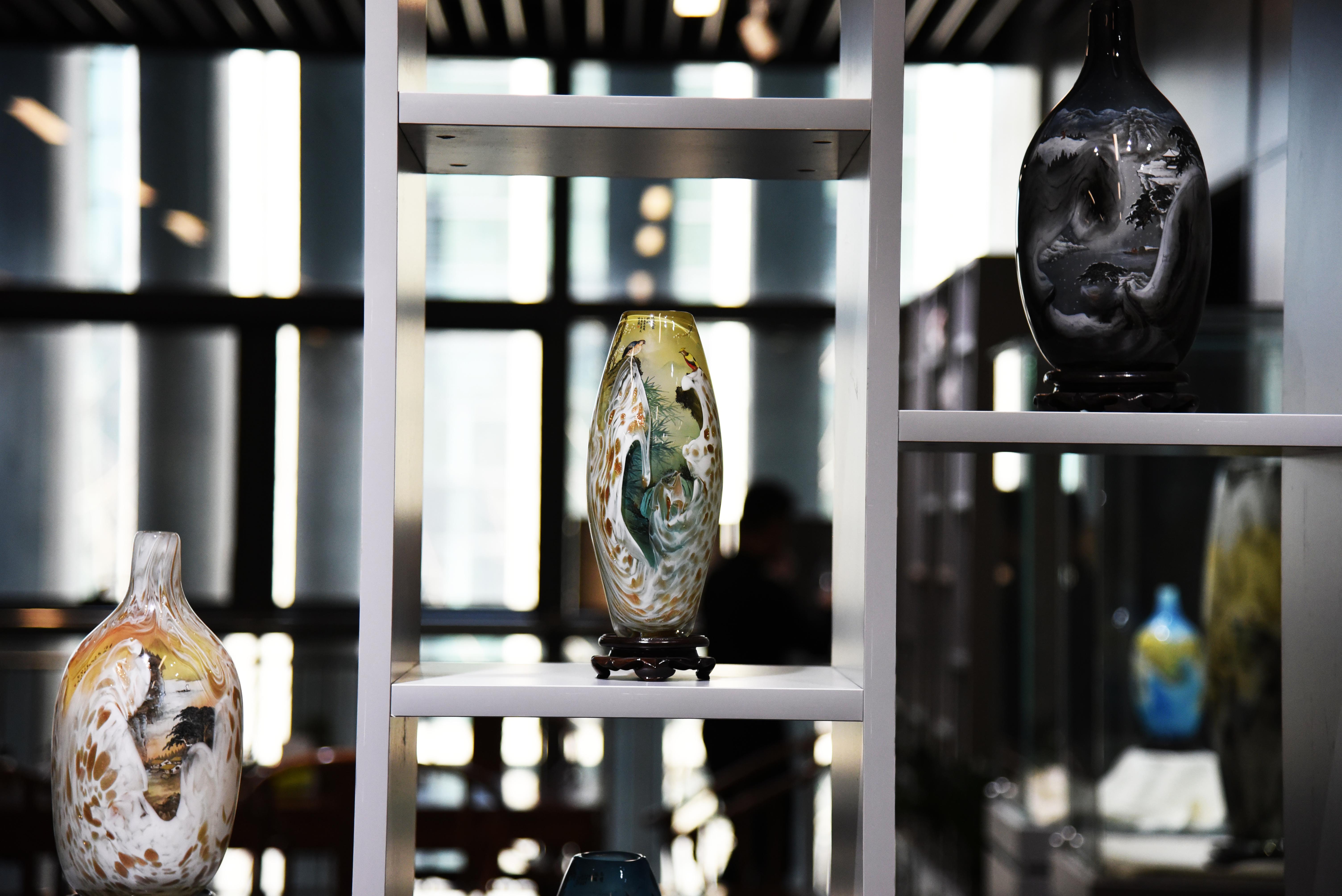 现在,传统陶瓷和琉璃的制作技艺通过创新有了新的发展,创新技艺制作下