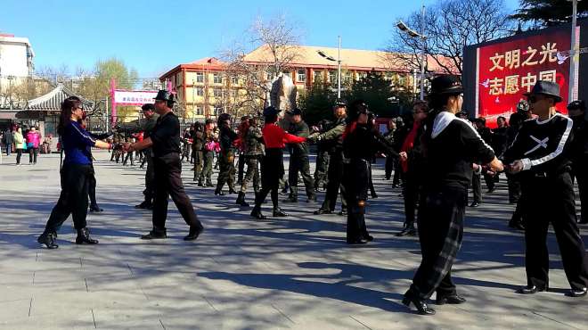 [图]陶然亭北门水兵舞团人越来越多了，大家齐跳第二套场面十分壮观