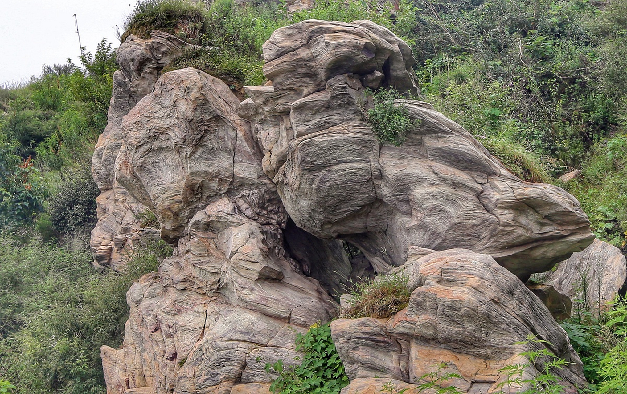 镜头里的春天# 春季旅游仙姑岩,这块神秘而充满传奇色彩的土地,位于