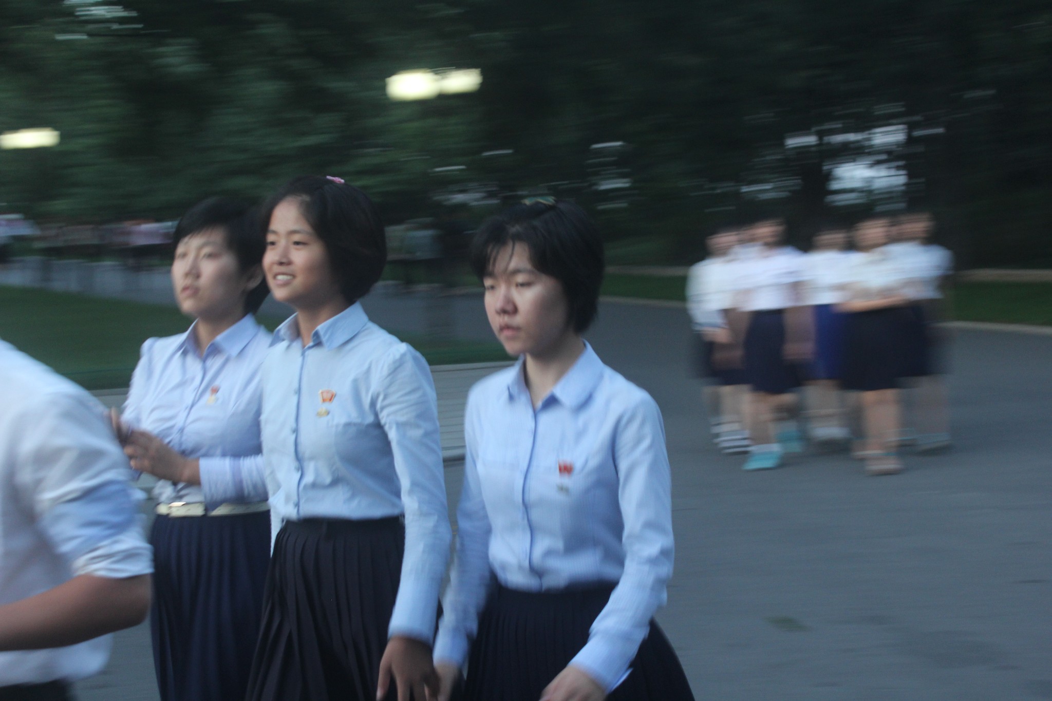 图为朝鲜平壤,几名穿着校服的朝鲜女学生外出游玩.