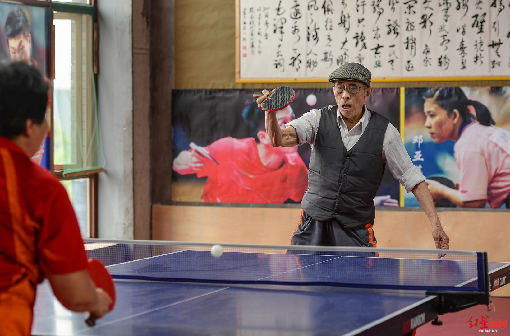 80年乒乓球龄,九旬大爷两拿世界冠军