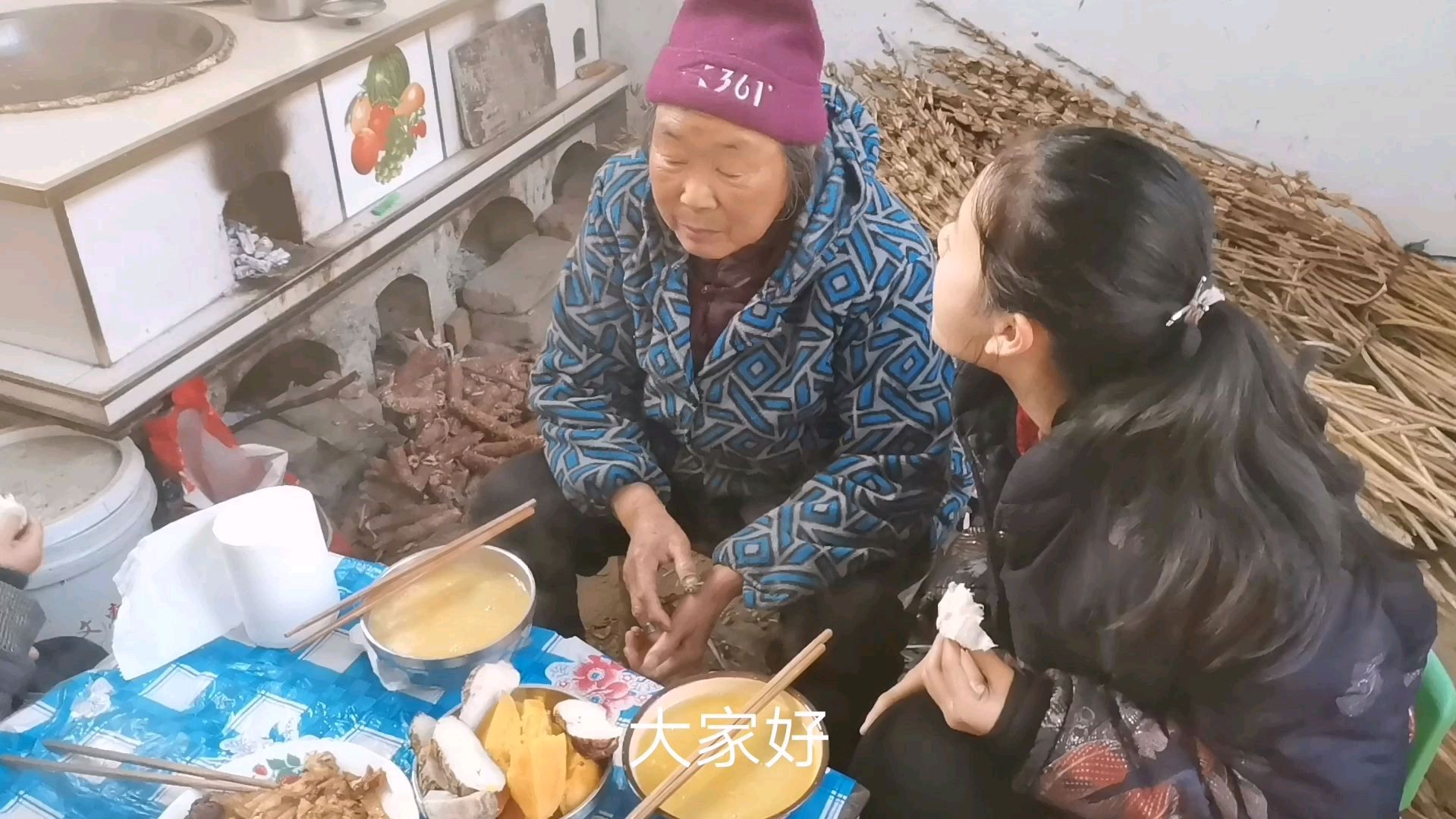 蒸红薯蒸芋头,油炸小金丸,小炒一份外加南瓜粥,营养美味的早餐