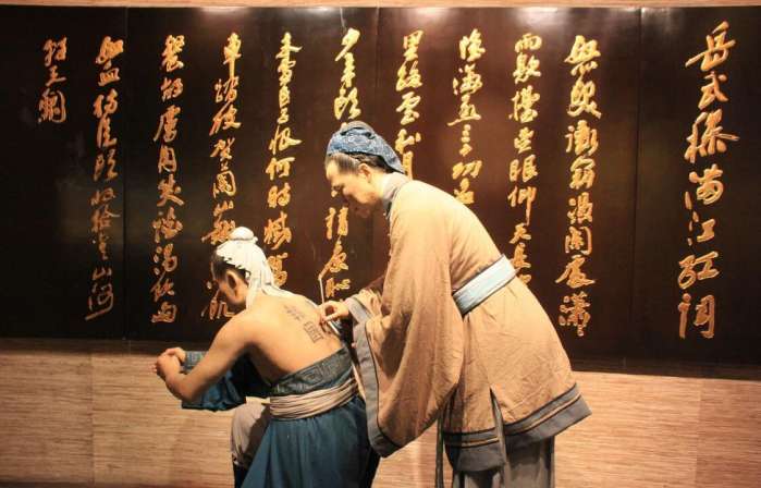 我们被骗了千年,岳飞后背的"精忠报国"居然不是岳母刺的!