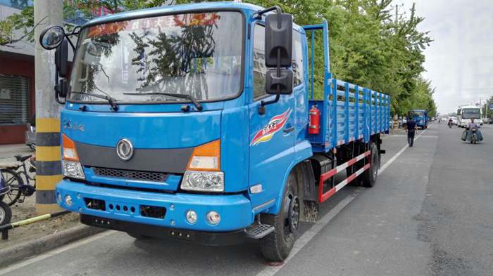 主要培训a1,a2,b2驾驶证.车型有尖头和平头车之分.