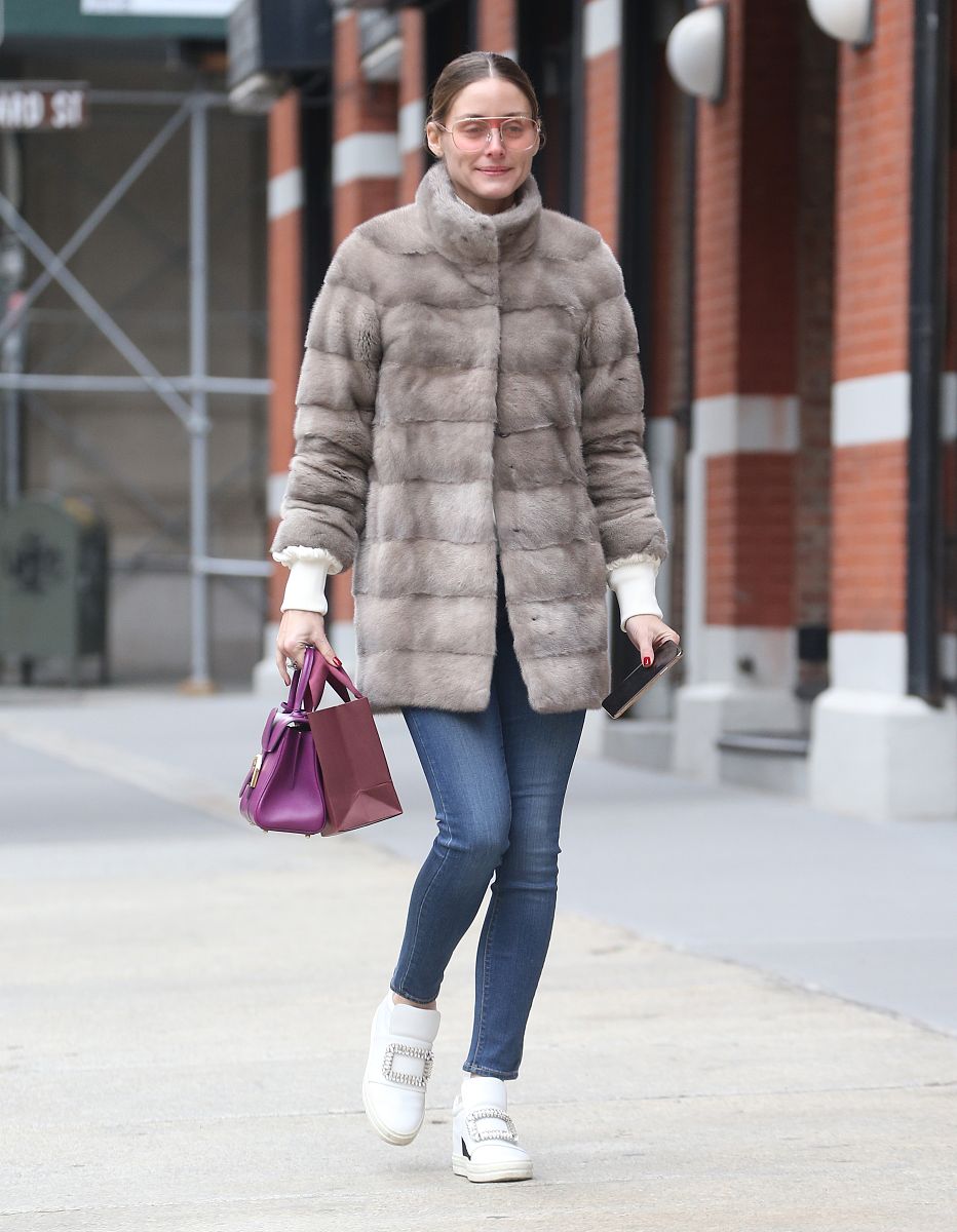 奥利维亚·巴勒莫街拍:皮草大衣牛仔裤roger vivier乐福鞋 delvaux