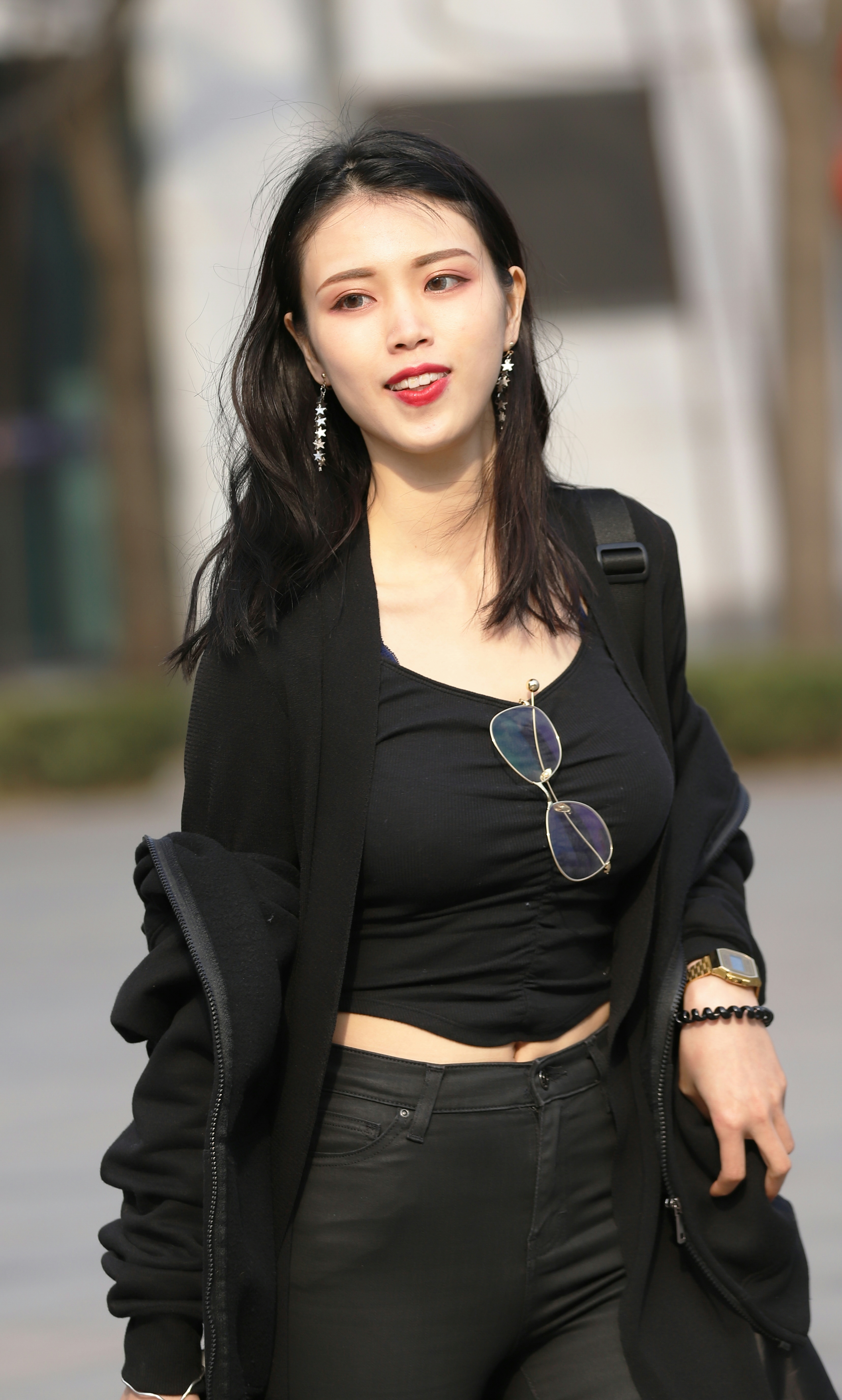 街拍:自然美的女孩你喜欢欣赏吗?