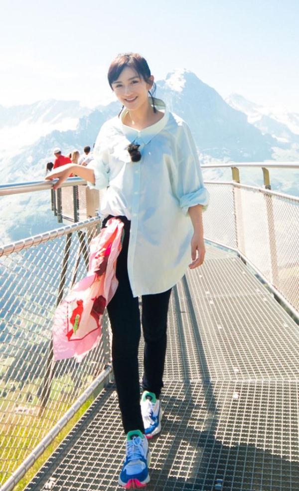 谢娜绿色夹克套装配皮手套,气场炸裂