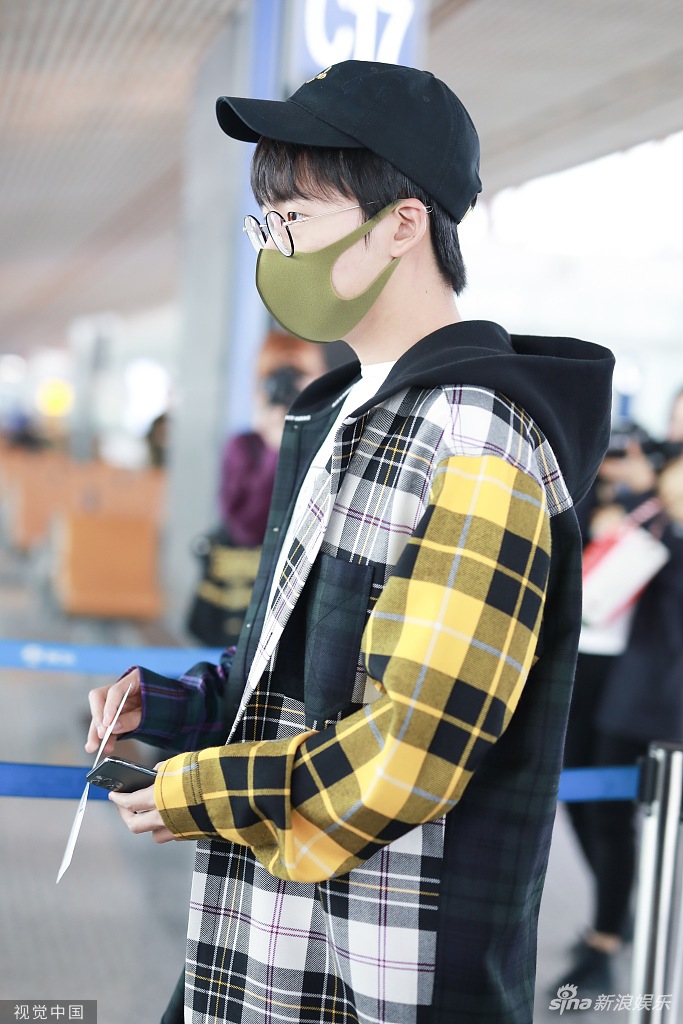 组图:郭麒麟装扮个性清爽帅气 包裹严实难掩笑意大步前行