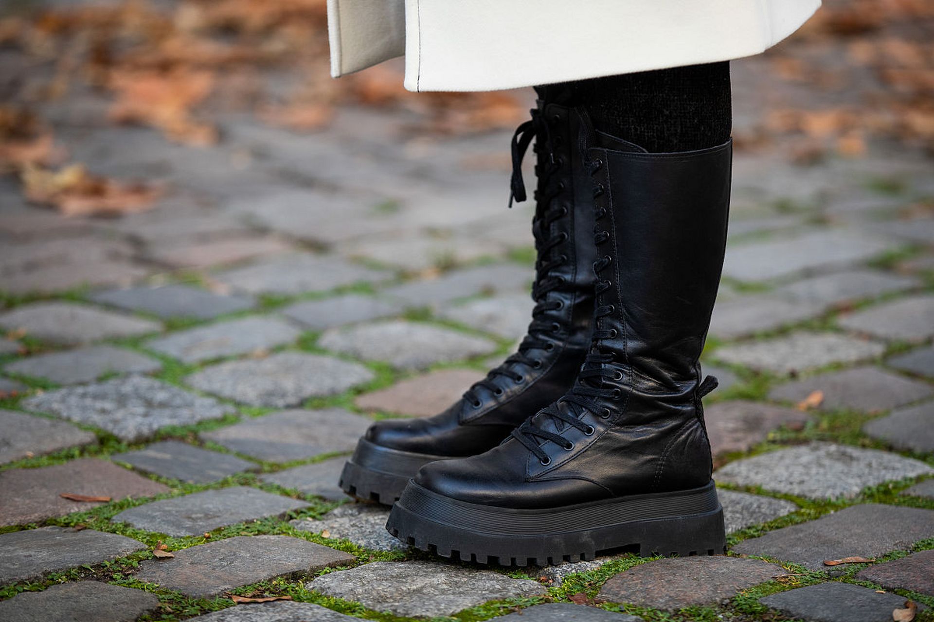 穿上骑士靴搭配套装:轻熟风的优雅与魅力