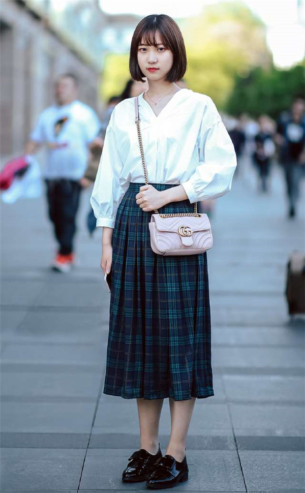 街拍:图5小姐姐身穿白色上衣 长裙,给人邻家小妹的感觉