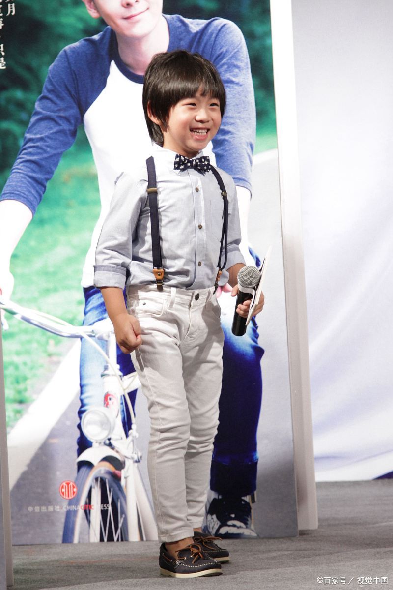 15岁近照撞脸年轻版爸 kimi演唱会后台照曝光:身高超180cm,眉眼复刻