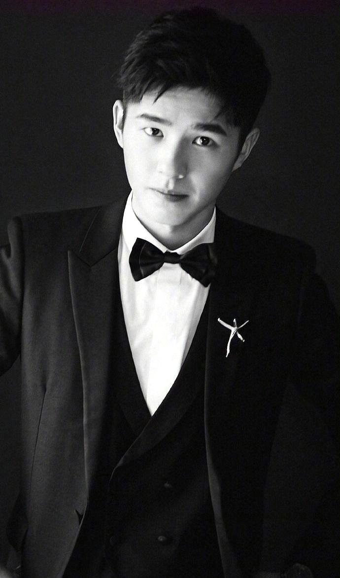 近日,小编被刘昊然的一组黑白写真给惊到了,这样的昊然弟弟,这样的