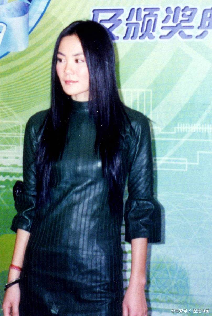 王菲,华语乐坛天后级人物,不仅在音乐上有着卓越的成就,在感情生活上