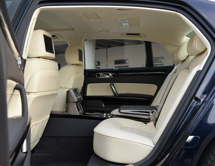 浅读这款大众进口辉腾 4.2 柏秋纳弗洛版的风采