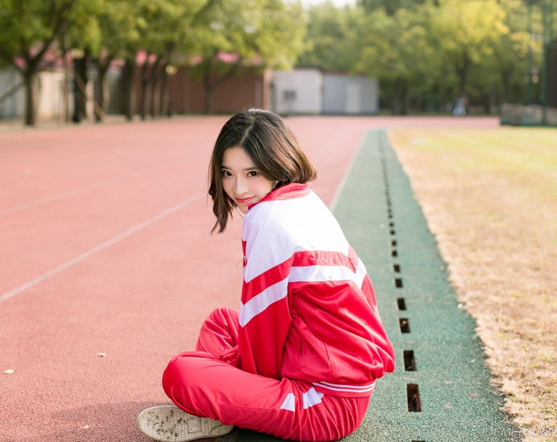 操场穿校服的高中生美女 甜美活泼