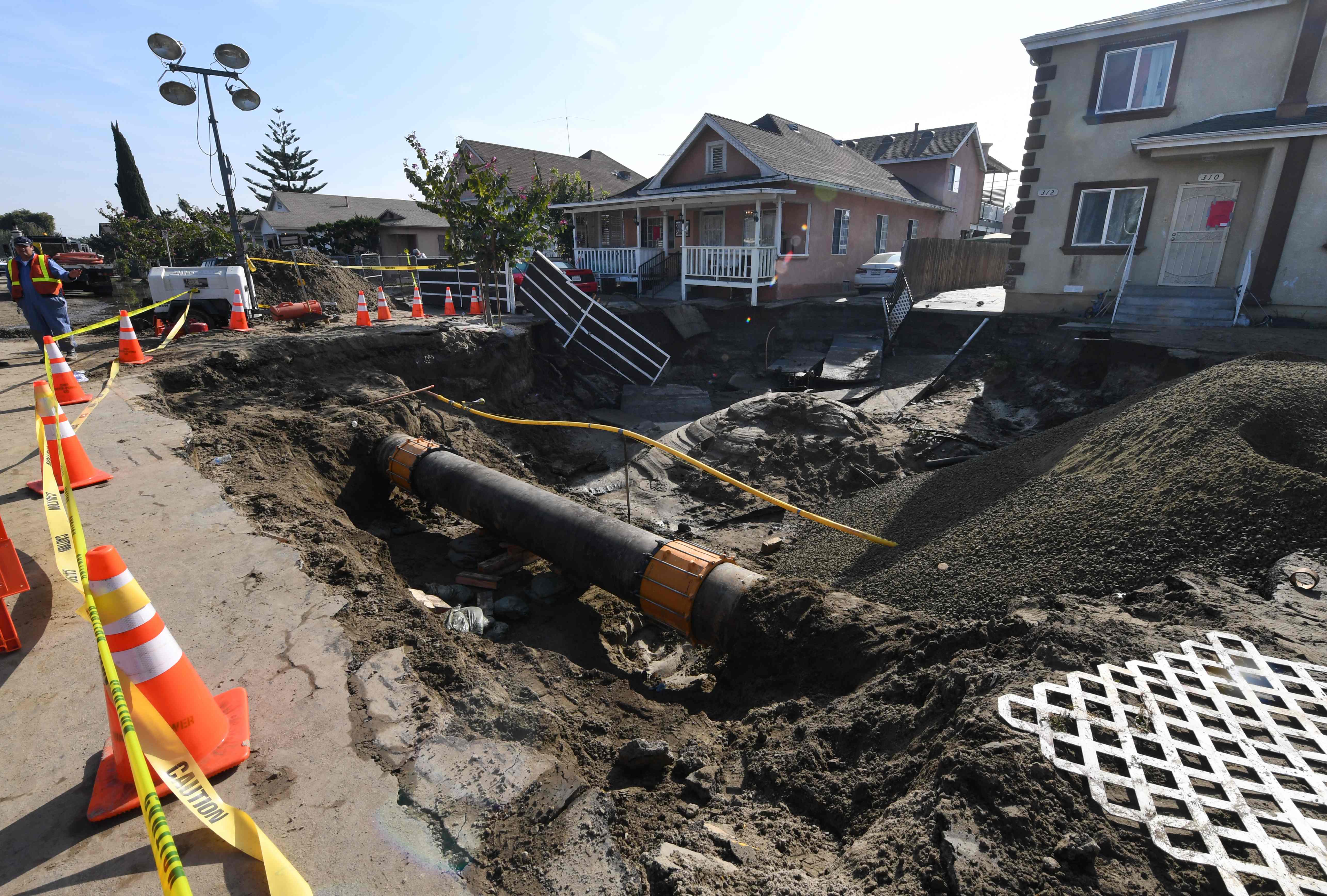 美国洛杉矶地下水管爆裂导致地陷