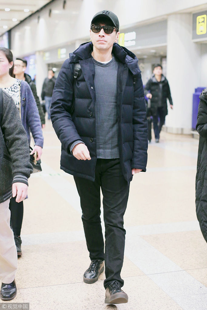 赵又廷架黑超装扮简约接地气 机场独行低调似路人