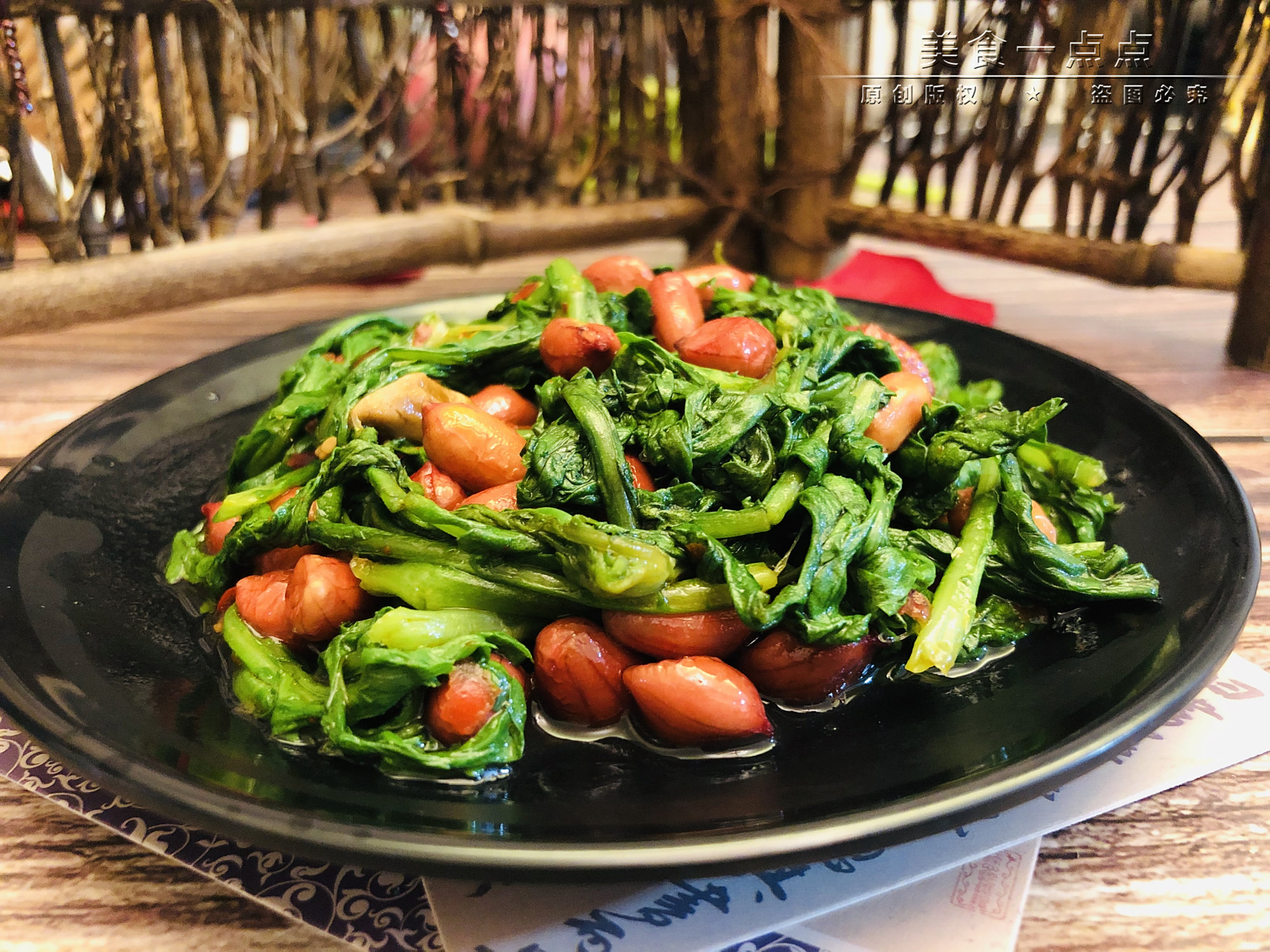 清炒茼蒿淡而无味,和花生米拌着吃,脆爽滑嫩,5分钟上桌