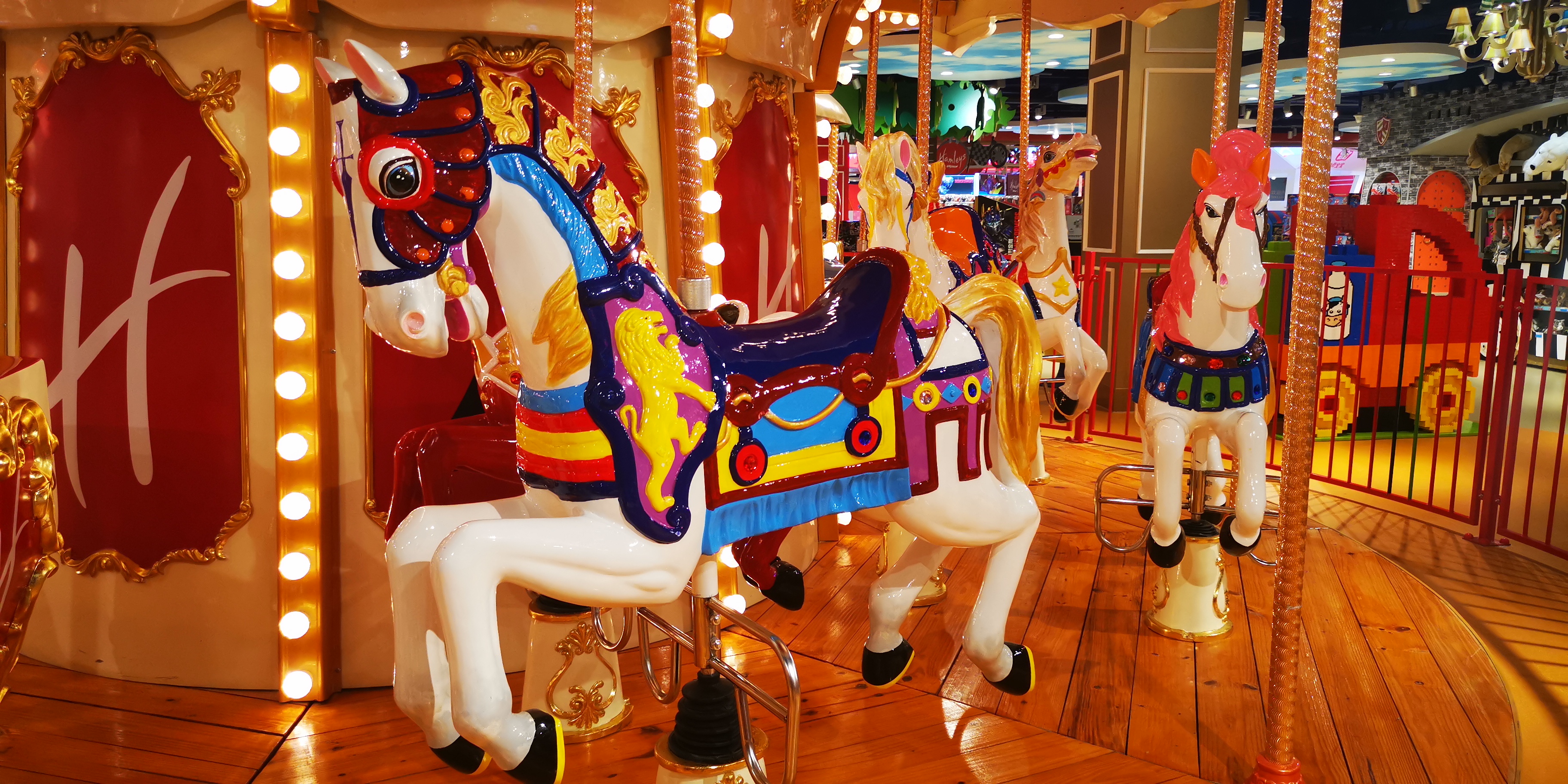 商场偶遇旋转木马,"大叔阿姨"齐上阵 直呼:要开心就别要面子